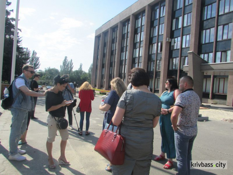 Под горисполкомом в Кривом Роге против "кадрово-управленческой импотенции" митингуют люди, сидящие без воды 6 дней (фото)