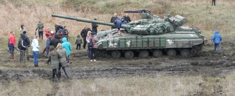 Историческая реконструкция военных событий, военная техника: на Днепропетровщине прошел фестиваль "Сила непокоренных"(фото)