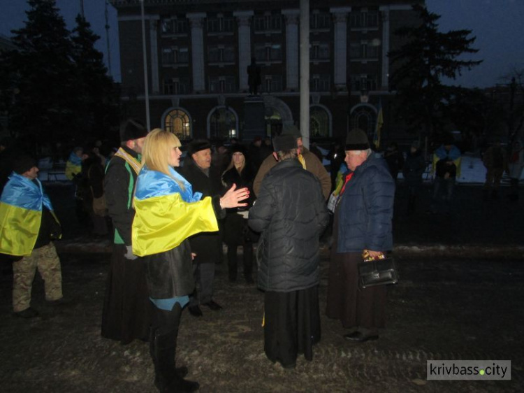 В Кривом Роге ко дню Соборности Украины растянули 100-метровый флаг (фото)