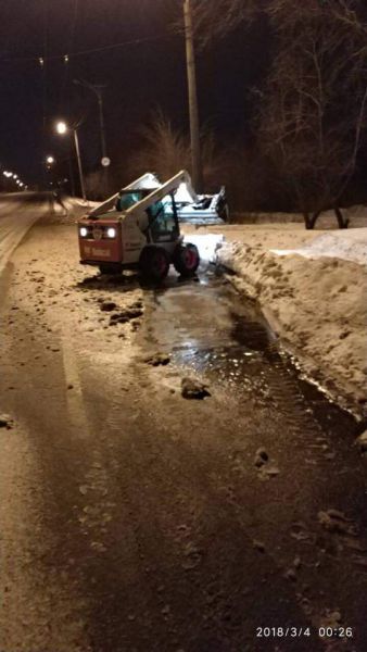 В Кривом Роге продолжается борьба на дорогах с последствиями стихии (ФОТО)