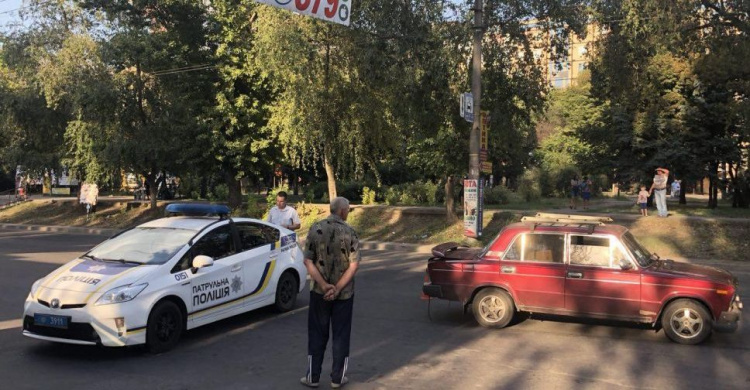 В Кривом Роге невнимательная девочка попала под машину (ФОТО)