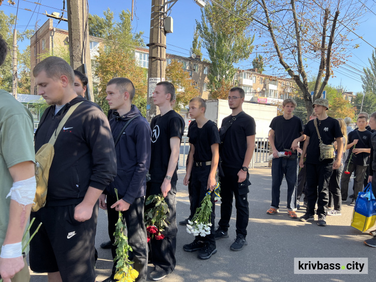 Живий коридор на честь полеглого захисника Данила Настича: як криворіжці прощалися з «Рижим»