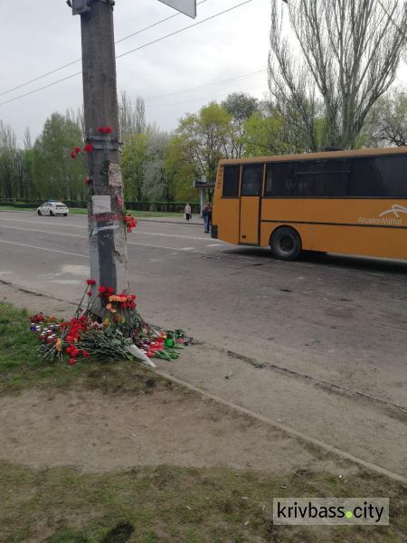 Жители Кривого Рога в знак скорби несут цветы и венки к месту трагедии