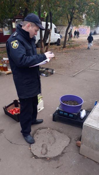 Криворожские правоохранители провели рейд и выписали штраф за незаконную торговлю (фото)