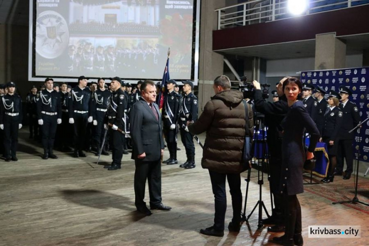 В Кривом Роге состоялось торжественное событие: курсантам ДЮИ вручили жетоны сотрудников полиции (ФОТООТЧЕТ)