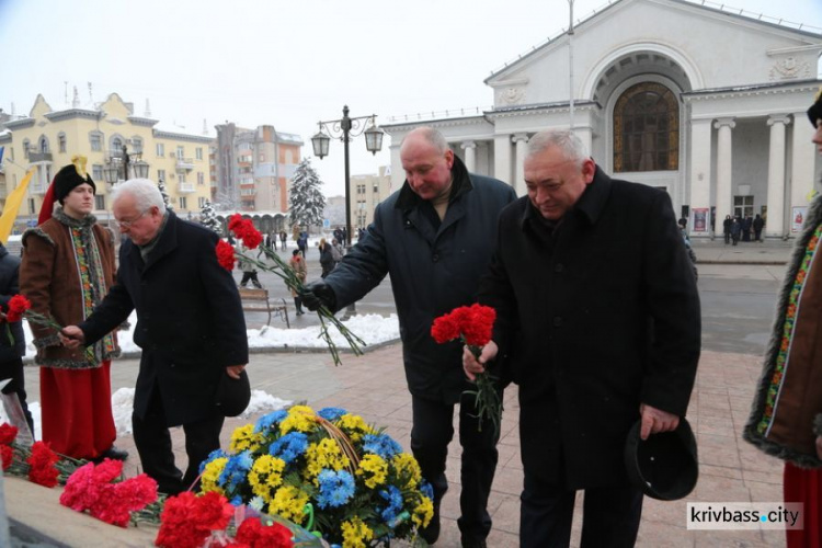 В День Соборности Украины криворожане собрались у памятника Великому Кобзарю (ФОТОФАКТ)