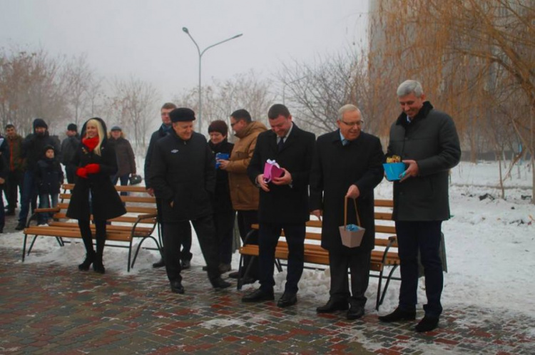 В Кривом Роге в одном из микрорайонов завершена реконструкция сквера (фото)