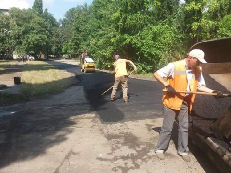 В одном из районов Кривого Рога во дворах жилых домов продолжают асфальтировать улицы (ФОТОФАКТ)