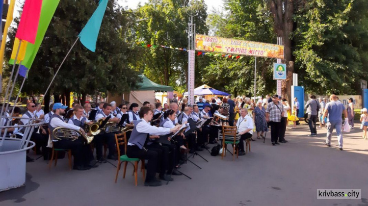 В Кривом Роге стартовал фестиваль меда, хлеба и нового урожая (фото)