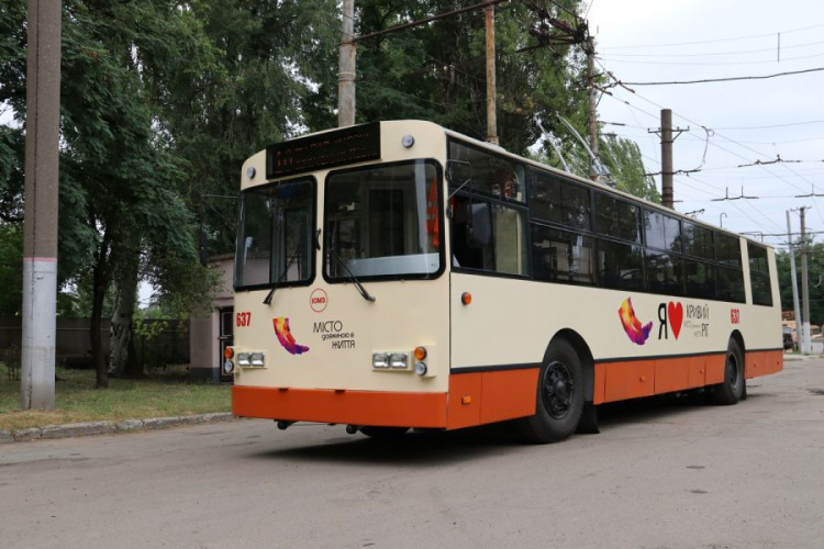 Видеокамера, подсветка в салоне, подогрев зеркал: в Кривом Роге дарят вторую жизнь электротранспорту