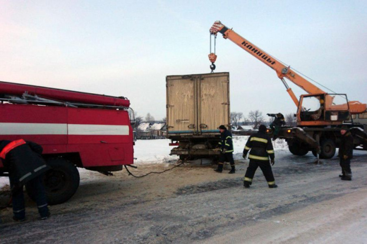 Под Кривым Рогом спасатели доставали из снега грузовик