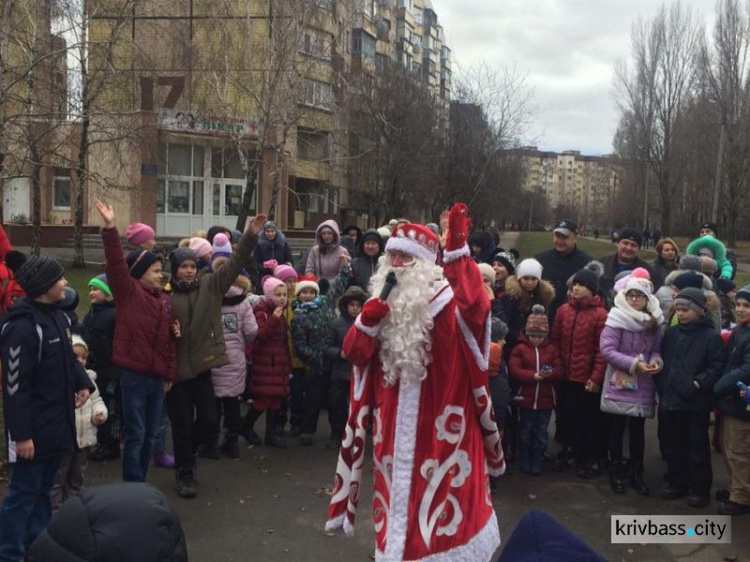 В микрорайоне Восточный-1 в Кривом Роге открылась новогодняя ёлка (ФОТОФАКТ)