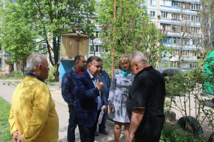 В Кривом Роге продолжают делать дороги и дворы домов (ФОТОФАКТ)