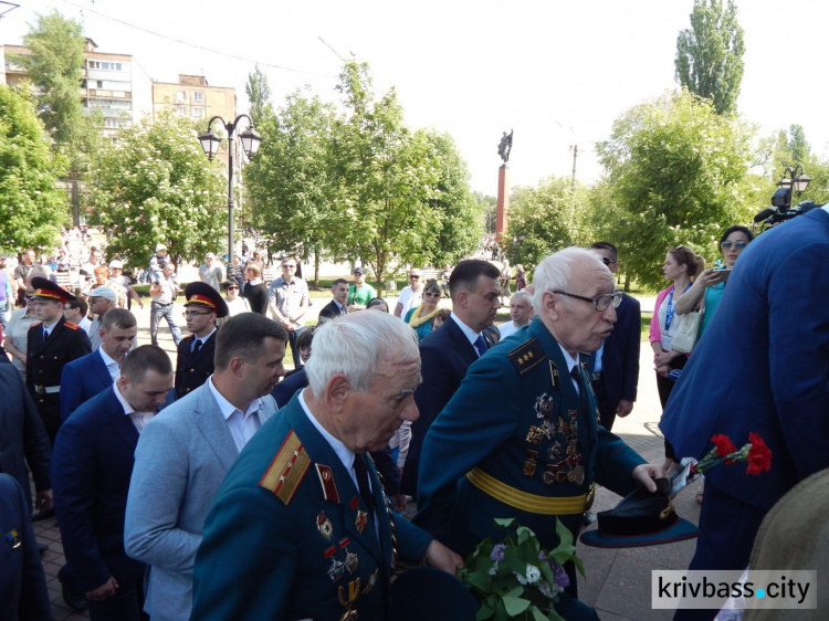 По улицам Кривого Рога проехал танк Т-34, который дошел до Берлина (ФОТО)