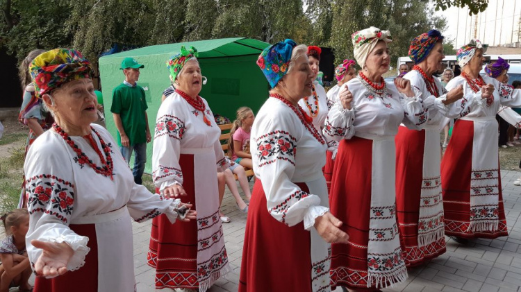 Современный подход: в Кривом Роге внуки вдохновили бабушек на участие в конкурсе "Сто дворов" (ФОТО)