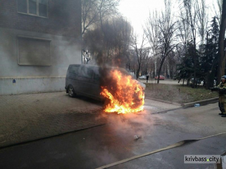 В Металлургическом районе горел автомобиль