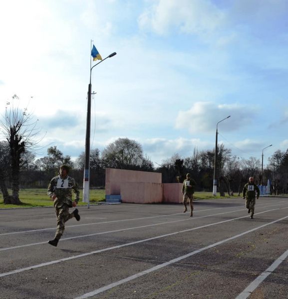 В 17 ОТБр Кривого Рога военнослужащие доказывали, насколько "здоров дух в их здоровом теле"