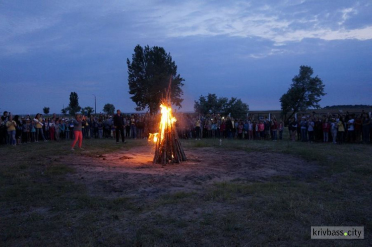 Селфи с мэром, танцы, костер: в Кривом Роге открыли смену в лагере "Слава" (ФОТОФАКТ)