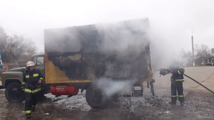 Под Кривым Рогом спасатели ликвидировали возгорание автомобиля для перевозки людей