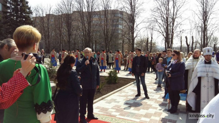 В Кривом Роге прошло торжественное открытие скульптуры (ФОТОРЕПОРТАЖ, ВИДЕО)