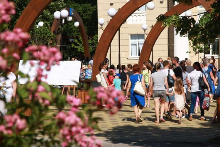 В Кривом Роге провели праздничное открытие сквера возле Дворца культуры "Карачуны" (ФОТО) 