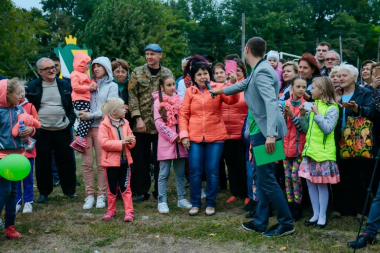 Файер-шоу и концерт: в одном из поселков Криворожского района впервые отметили День рождения (ФОТО)