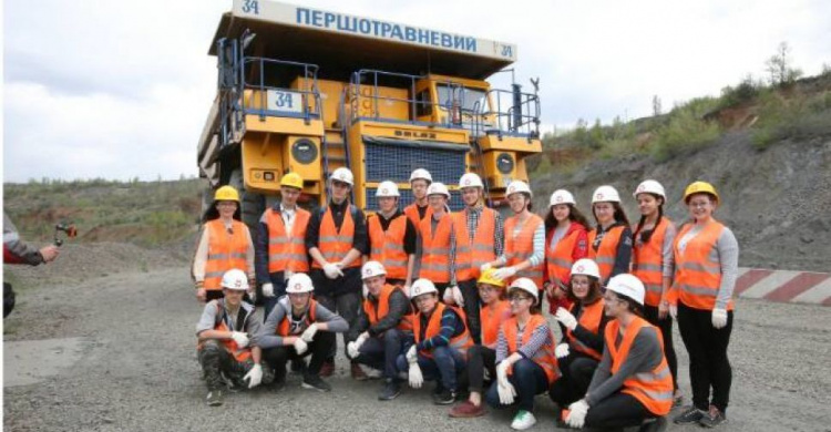 Криворожские школьники посетили один из ГОКов, где познакомились с профессиями (ФОТО)