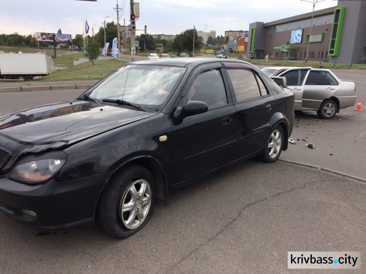 В Кривом Роге столкнулись две китайские иномарки (ФОТО)