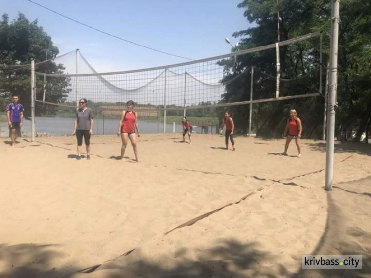 В Кривом Роге ко Дню конституции провели турнир по волейболу (ФОТОРЕПОРТАЖ)