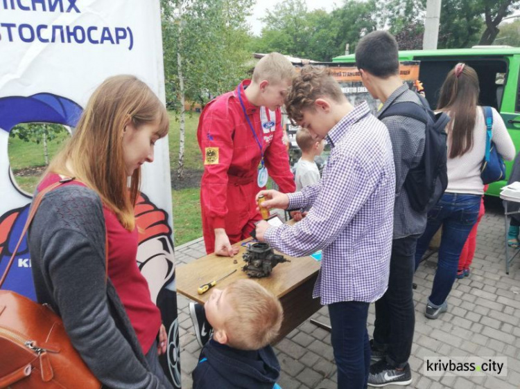 "Город профессий": юные криворожане пробовали себя в роли спасателей, врачей, модельеров и не только (ФОТО)