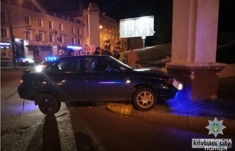 В Кривом Роге авто въехало в архитектурный столб