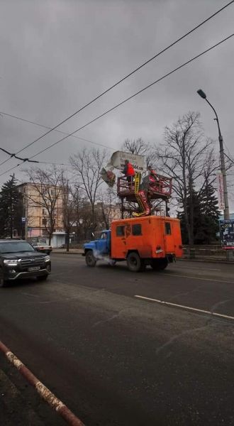 В Кривом Роге и на выходных продолжаются работы по благоустройству города (фото)