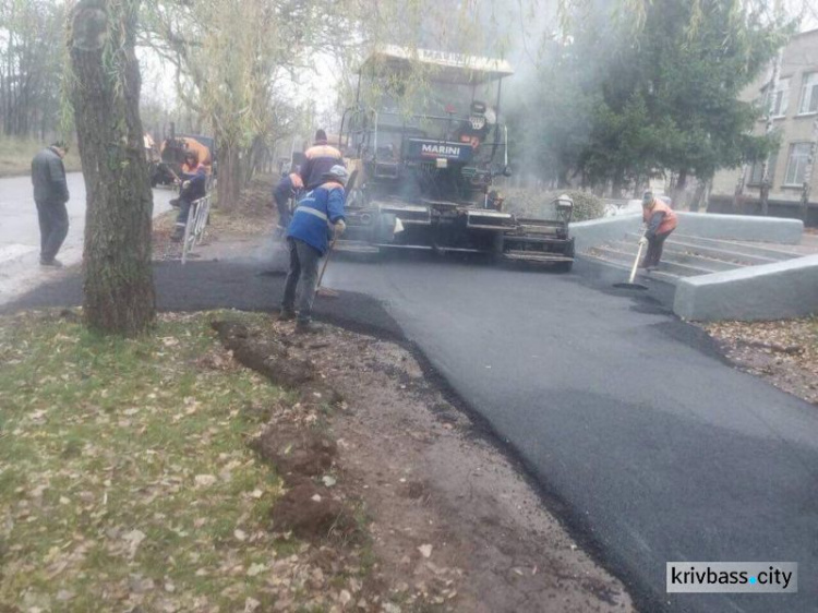 В Кривом Роге продолжают укладывать асфальт по межквартальным дорогам (ФОТО)