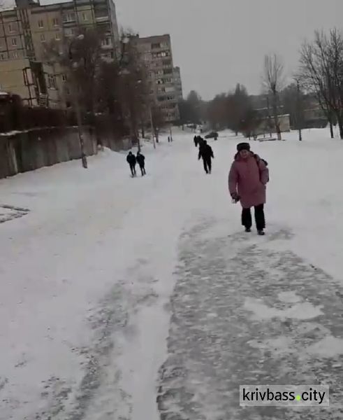 В Кривом Роге из-за порыва труб жители почти месяц ходят по гололеду