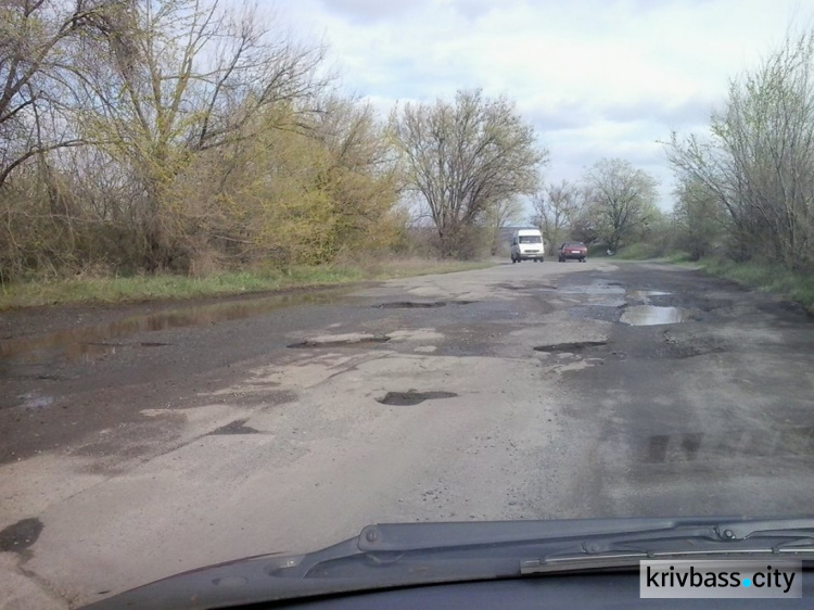 Дорога на Ингулец превратилась в сплошную колдобину через год после ремонта (ФОТО)