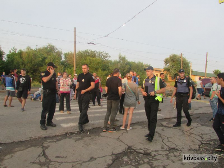 В Кривом Роге отчаявшиеся жильцы перекрыли движение в двух районах города, требуя восстановить электроснабжение (фото)