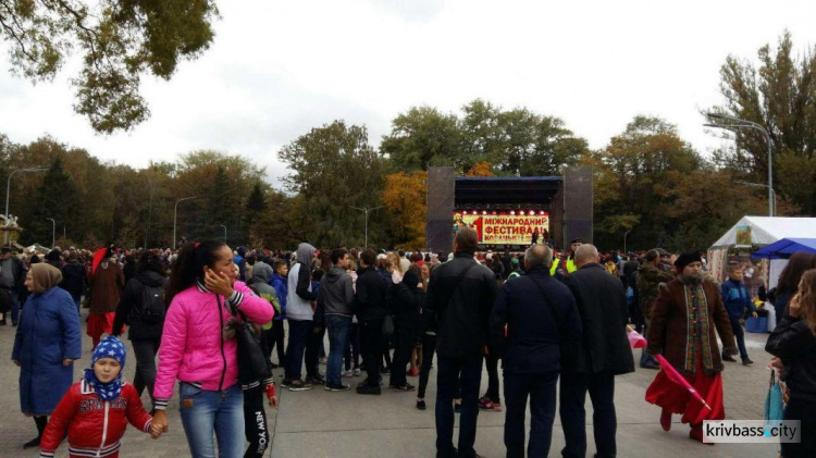 В Кривом Роге состоялся 1-й Международный фестиваль казацкой песни (ФОТОРЕПОРТАЖ)