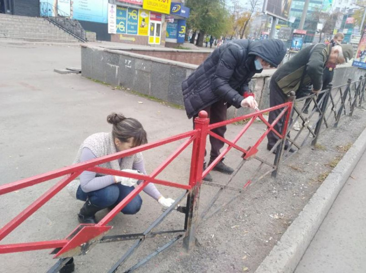 В Кривом Роге "Права молодь" перекрашивает" город в национально-освободительные цвета