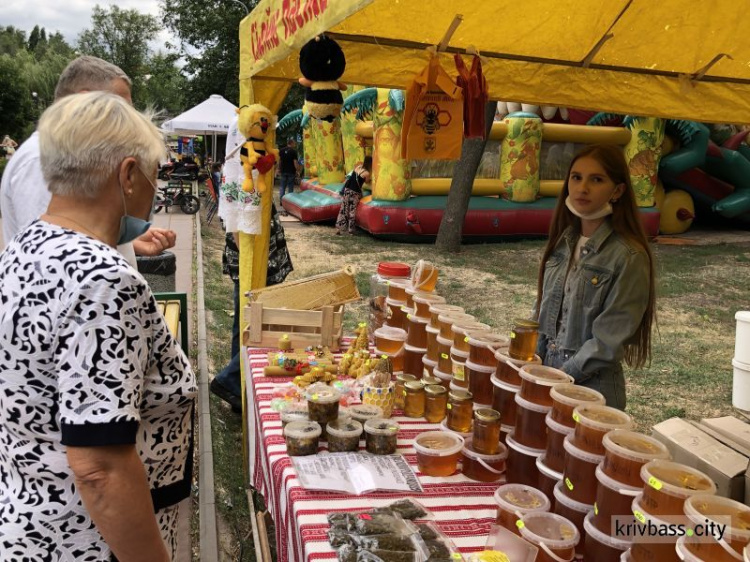 В парке имени Гагарина стартовала 10-я медовая ярмарка