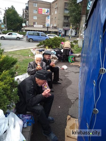 В центре Кривого Рога разбили палатки и бесплатно раздавали еду (ФОТО)