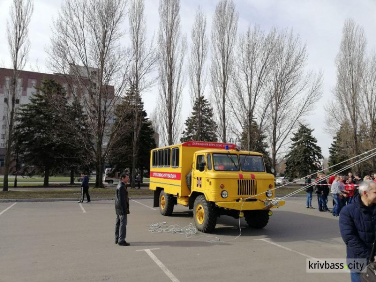 В Кривом Роге прошли учения: спасатели эвакуировали людей из торгово-развлекательного центра (ФОТО)