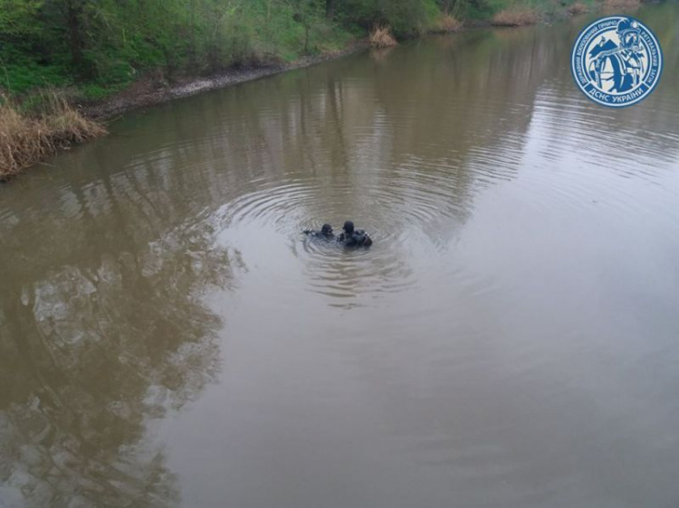 В Кривом Роге водолазы не дали жителям одного из районов города остаться без питьевой воды (фото)