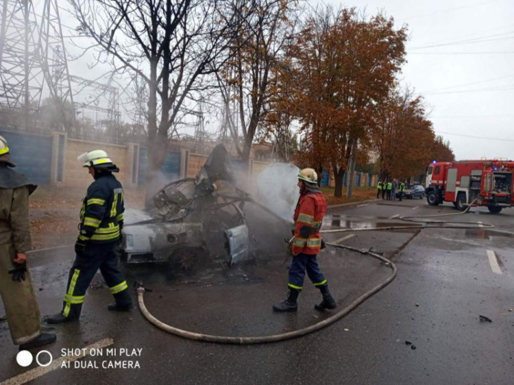 В Кривом Роге после удара в дерево загорелся автомобиль (фото)