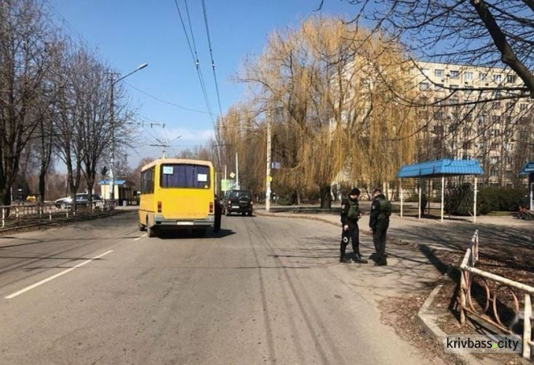 В Кривом Роге маршрутка сбила пенсионерку на остановке