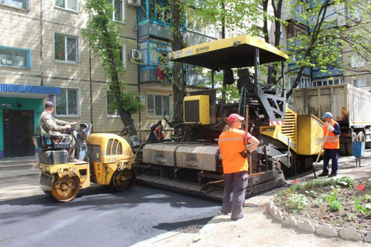 В Кривом Роге продолжают делать дороги и дворы домов (ФОТОФАКТ)