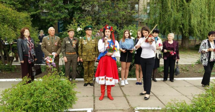 Память жива: в Покровском районе Кривого Рога прошло торжественное возложение цветов (фоторепортаж)