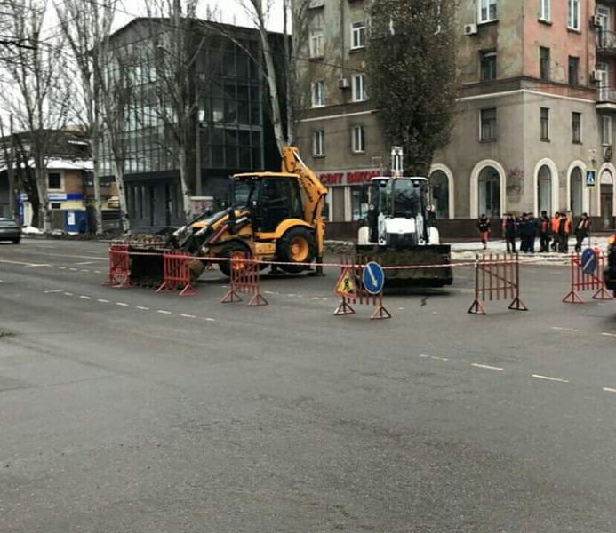 Движение транспорта в центре Кривого Рога затруднено: коммунальщики проводят работы посреди проезжей части (фото)