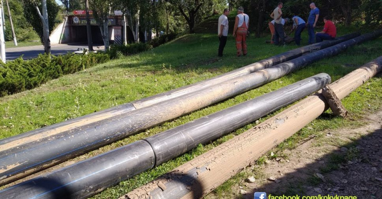 В Кривом Роге меняют старый водопровод на новый