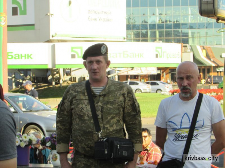 В Кривом Роге у стелы Героев жители города почтили память земляков, погибших под Иловайском (фото)