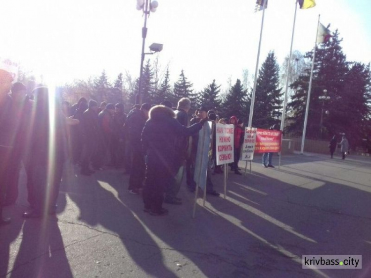 Проезд по 10 гривен – «за» и «против»: в Кривом Роге митинговали машрутчики и пассажиры (фото)